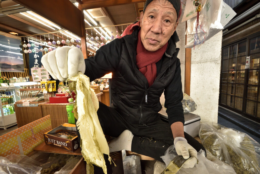 「食べてって！」とおぼろ昆布を手渡してくれる昆布の健康長寿館さん