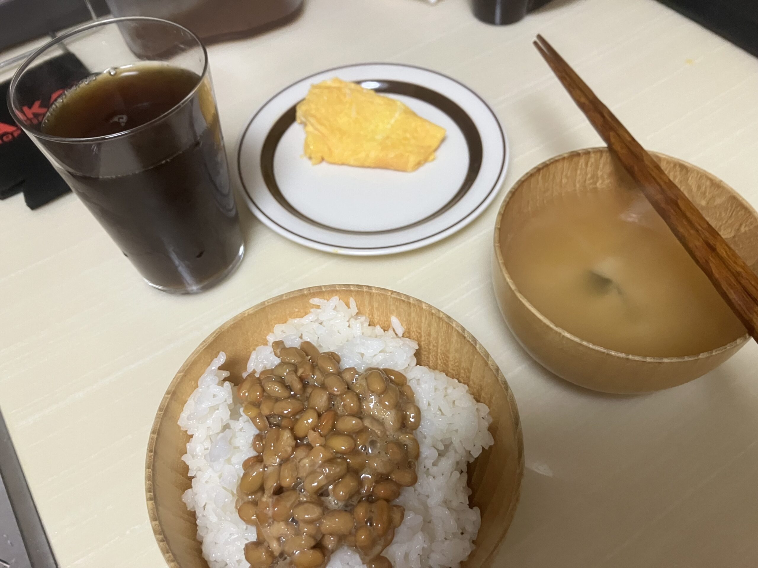 納豆ご飯、卵、味噌汁の写真
